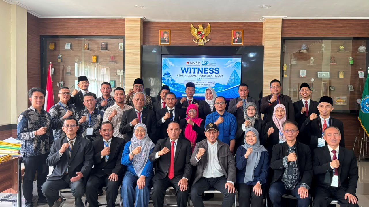Para Asesor PT LSP Manajemen Pendidikan Islam,Admin PT LSP Manajemen Pendidikan Islam berfoto dengan Tim Asesor BNSP